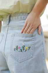 Pantalones cortos bordados con flores de verano